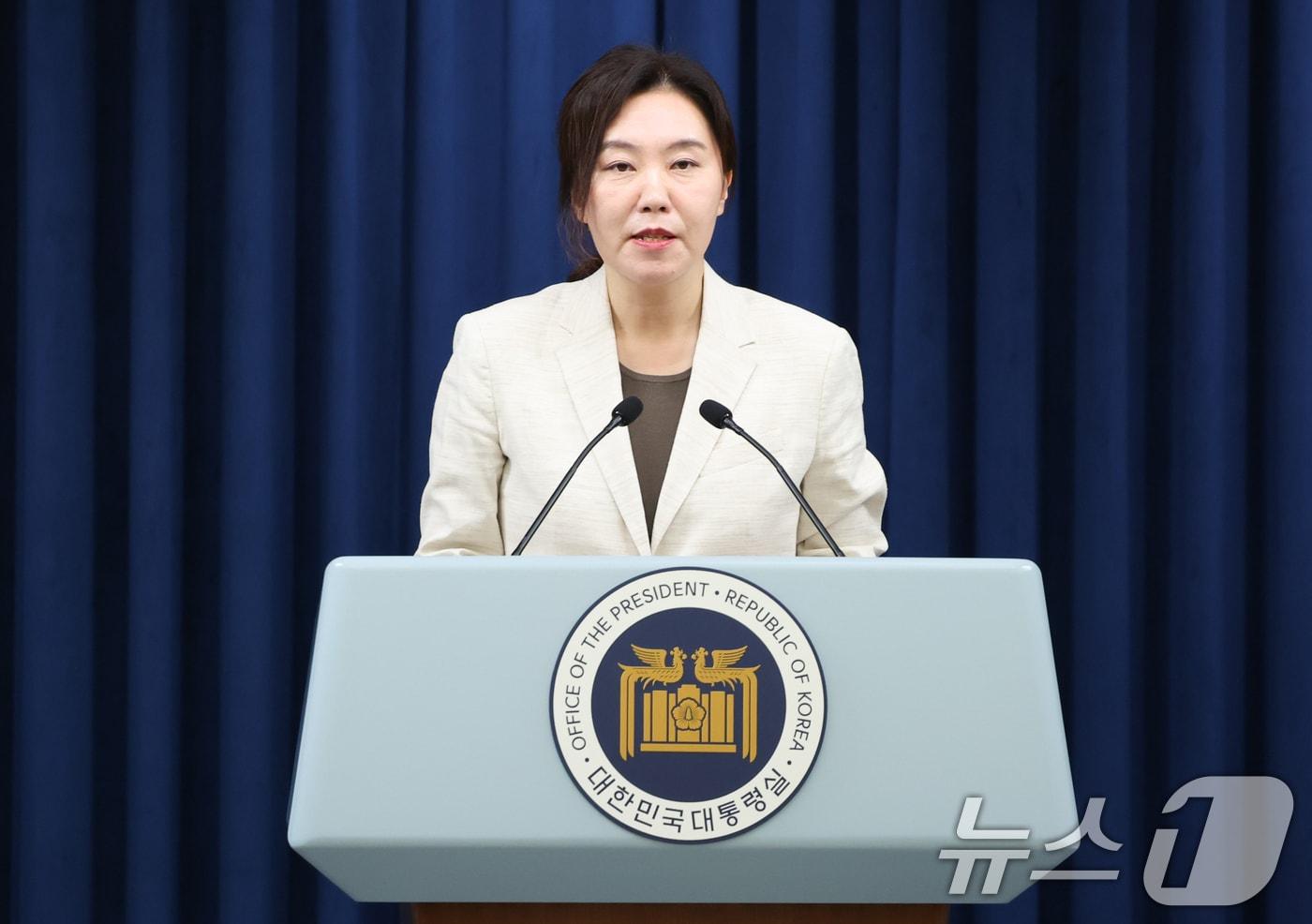 강유정 대통령실 대변인이 10일 서울 용산구 대통령실 청사에서 인사추천제 관련 브리핑을 하고 있다. 강 대변인은 브리핑을 통해 국민들로부터 일주일간 장차관 등 인사추천을 받는다고 밝혔다. 2025.6.10/뉴스1 ⓒ News1 허경 기자