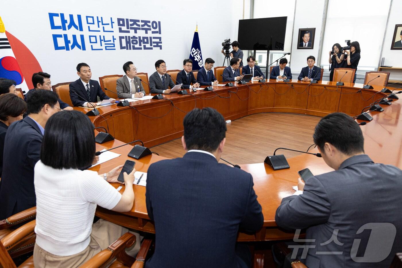 박찬대 더불어민주당 대표 직무대행 겸 원내대표가 10일 오전 서울 여의도 국회에서 열린 원내대책회의에서 발언을 하고 있다. 2025.6.10/뉴스1 ⓒ News1 이재명 기자