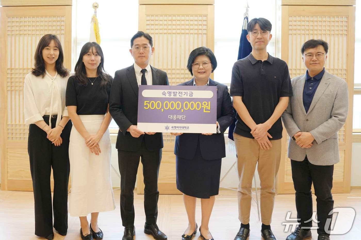 지난달 29일 진행된 기부식에서 문시연 숙명여대 총장(왼쪽에서 네 번째) 등 관계자들이 기념 촬영을 하고 있다. /사진제공 = 대웅재단