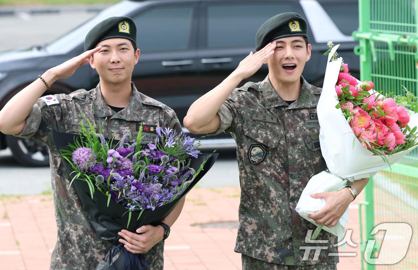방탄소년단(BTS)의 RM(김남준, 30)과 뷔(김태형, 29)가 10일 오전 강원도 춘천시 신북읍 체육공원 축구장에서 군 복무를 마친 뒤 전역 인사를 하고 있다. 2025.6.10/뉴스1 ⓒ News1 권현진 기자