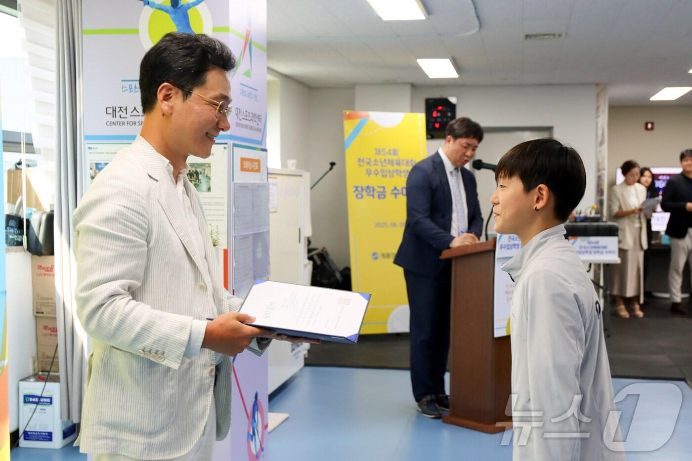 계룡장학재단 이승찬 이사장&#40;계룡건설 회장&#41;이 9일 대전광역시체육회 스포츠과학센터에서 열린 ‘제54회 전국소년체육대회 우수입상학생 장학금 수여식’에서 대전지역 초·중학생 48명과 지도자 3명에게 총 1300여만 원의 장학금과 격려금을 전달했다.  &#40;계룡장학재단 제공. 재판매 및 DB 금지&#41; 2025.6.10./뉴스1