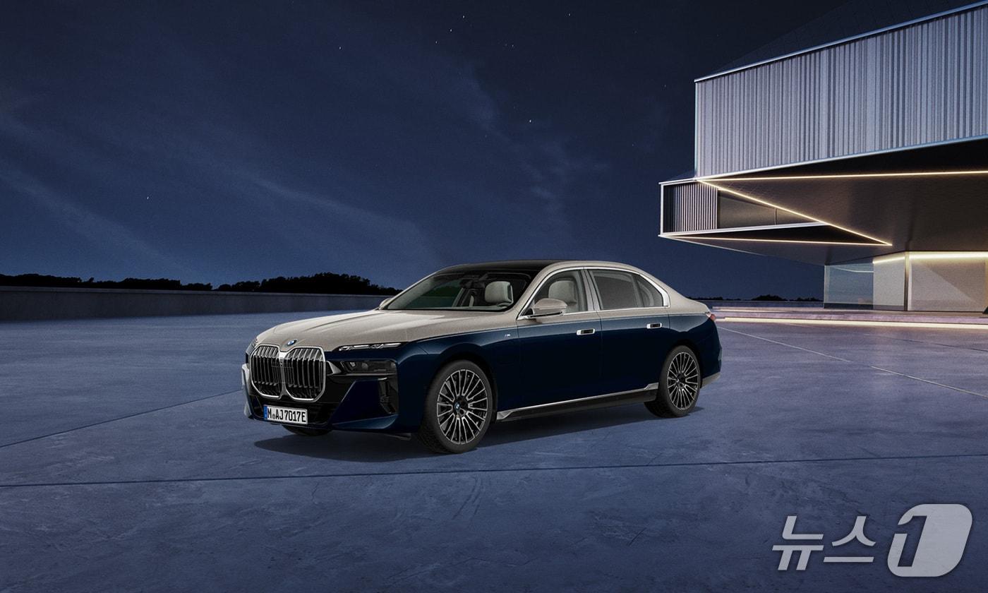 BMW 750e xDrive M 스포츠 인디비주얼 투톤 미드나잇 사파이어 에디션