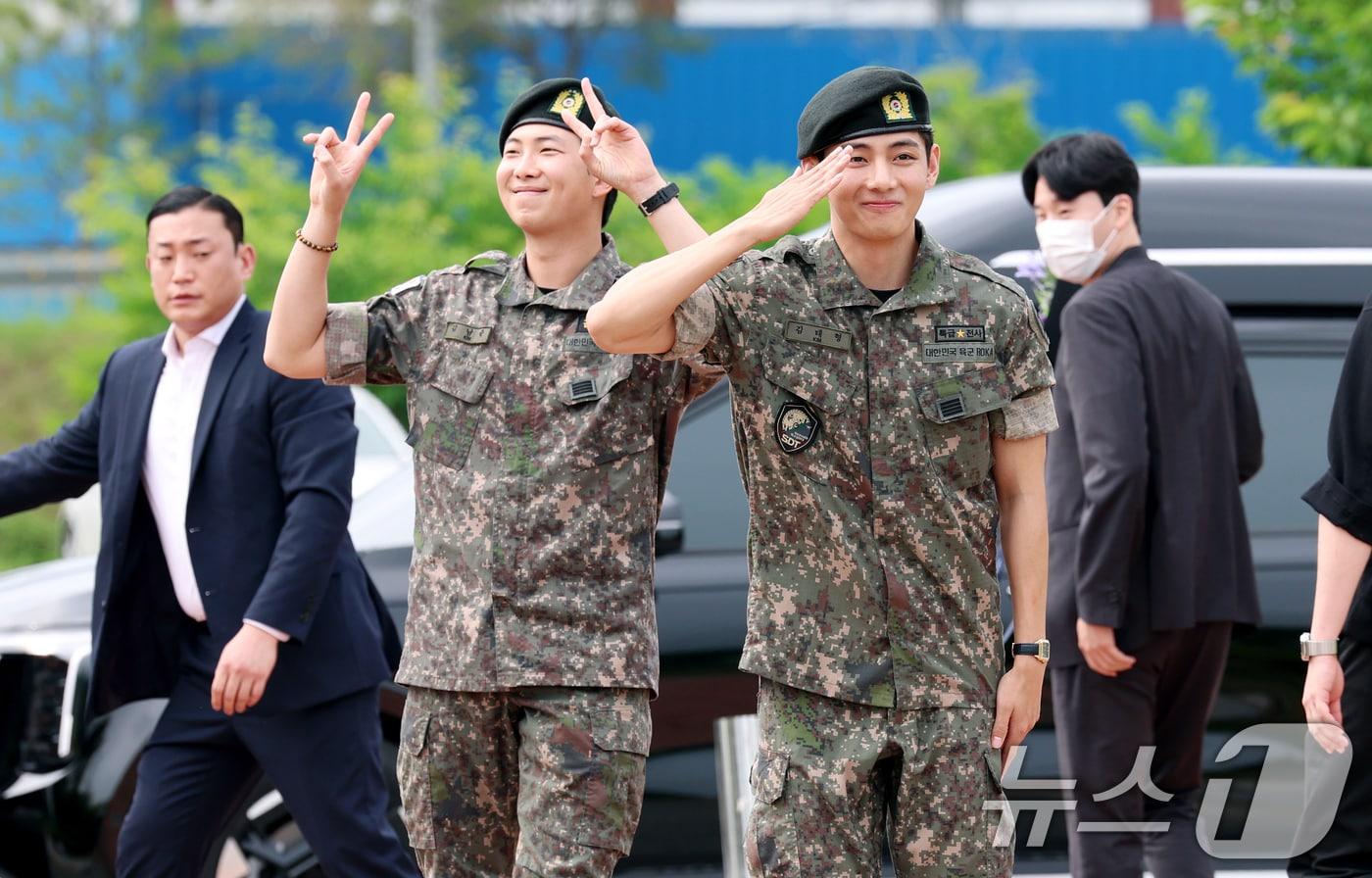 방탄소년단(BTS)의 RM(김남준, 30)과 뷔(김태형, 29)가 10일 오전 강원도 춘천시 신북읍 체육공원 축구장에서 군 복무를 마친 뒤 전역 인사를 하고 있다. 2025.6.10/뉴스1 ⓒ News1 권현진 기자