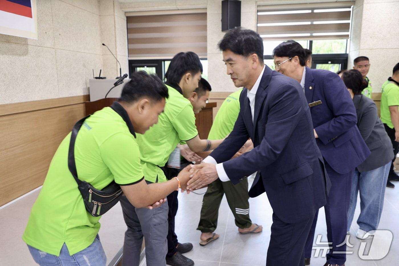 최재형 보은군수가 입국한 라오스 외국인 계절근로자와 악수하고 있다. &#40;보은군 제공. 재판매 및 DB금지&#41; /뉴스1 