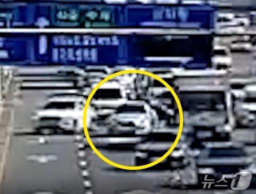 본문 이미지 - 지난 3월 31일 오전 A 씨 차량이 성남시 분당구 정자동 편도 6차선 도로 5차로에 오랜 시간 정차하고 있는 모습. (경기남부경찰청 제공. 재판매 및 DB 금지) 2025.6.10/뉴스1