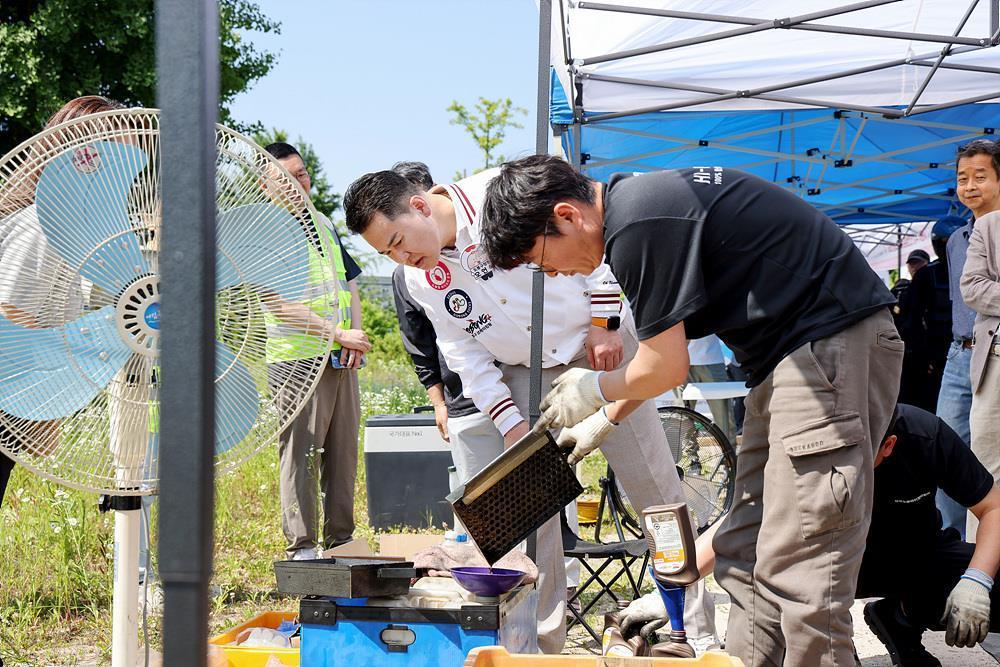 본문 이미지 - 지난 5일 서울 종로구 성균관대 야구장에서 오언석 도봉구청장이 이륜차 점검 상황을 살펴보고 있다.(도봉구 제공)