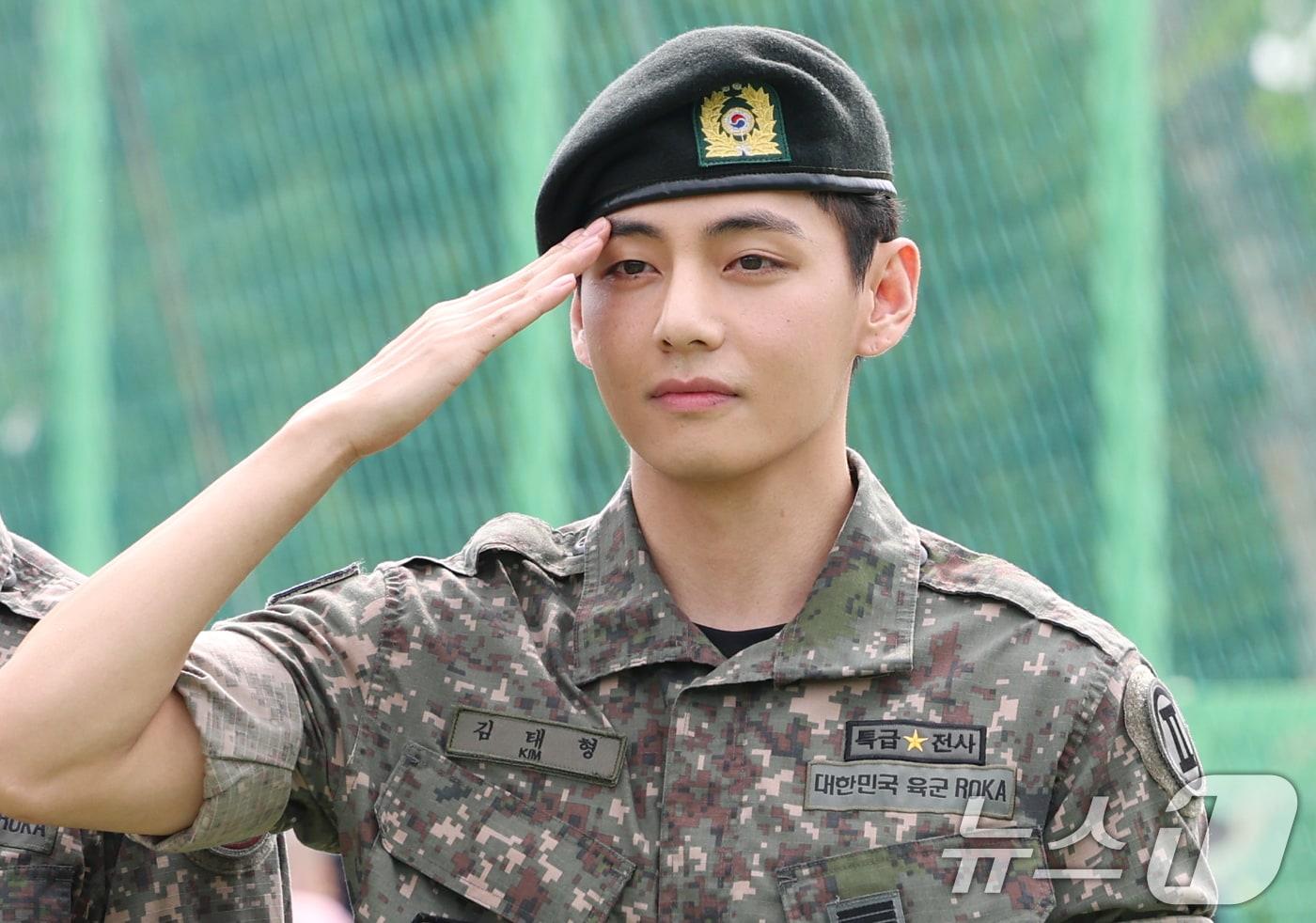 방탄소년단&#40;BTS&#41;의 뷔&#40;김태형, 29&#41;가 10일 오전 강원 춘천시 신북읍 체육공원 축구장에서 군 복무를 마친 뒤 전역 인사를 하고 있다. 2025.6.10/뉴스1 ⓒ News1 권현진 기자