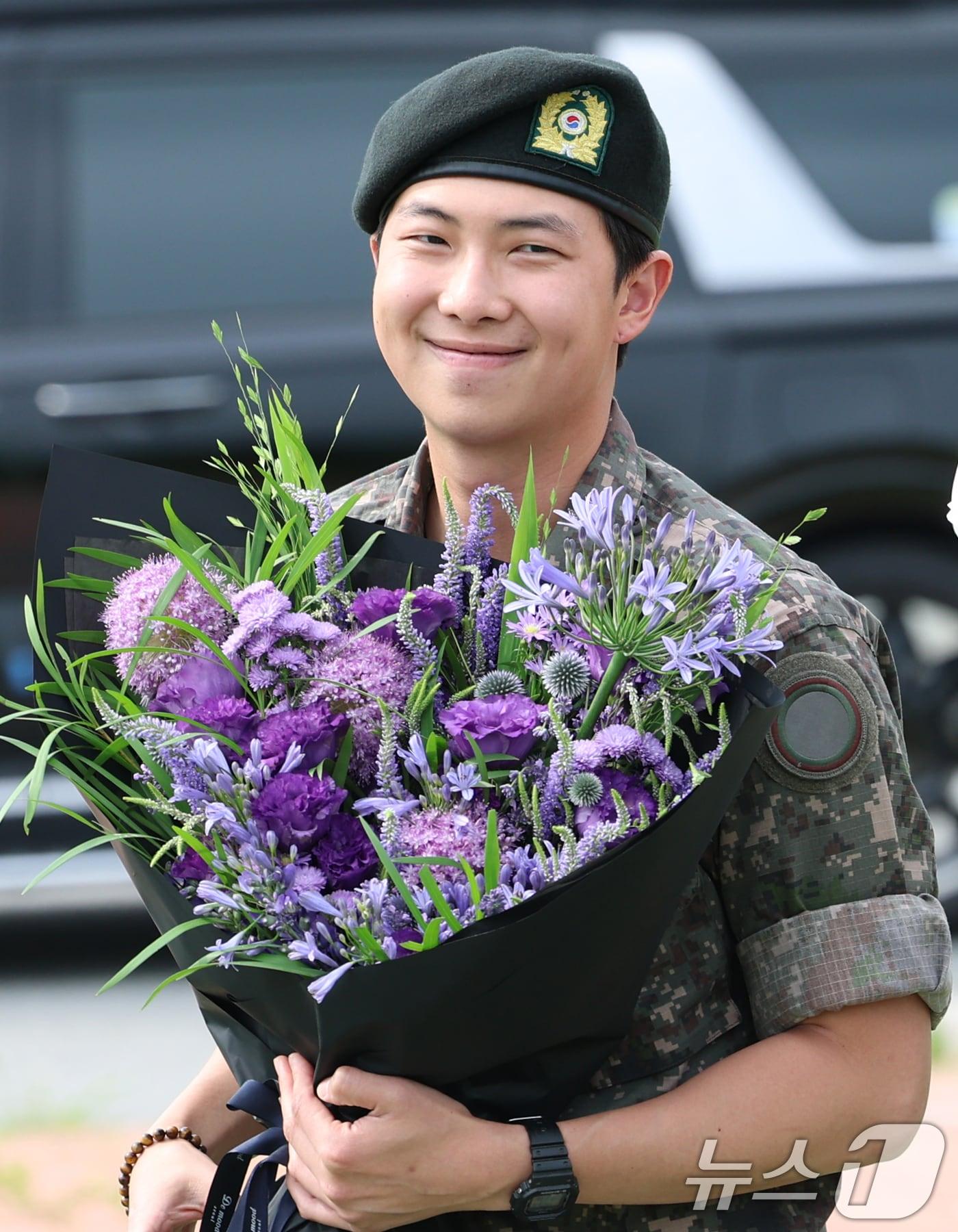 본문 이미지 - 방탄소년단&#40;BTS&#41;의 RM&#40;김남준, 30&#41;이 10일 오전 강원도 춘천시 신북읍 체육공원 축구장에서 군 복무를 마친 뒤 미소를 짓고 있다. 2025.6.10/뉴스1 ⓒ News1 권현진 기자