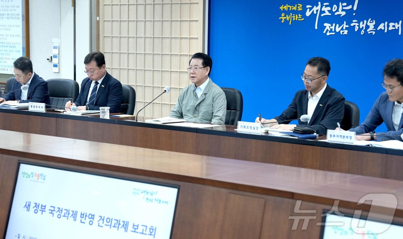 김영록 전라남도지사가 10일 오전 도청 서재필실에서 이재명 정부 출범에 발맞춰 ‘새정부 국정과제 반영 건의과제 발굴 및 보고회’를 주재하고 있다.&#40;전남도 제공. 재판매 및 DB금지&#41; 2025.6.10/뉴스1 