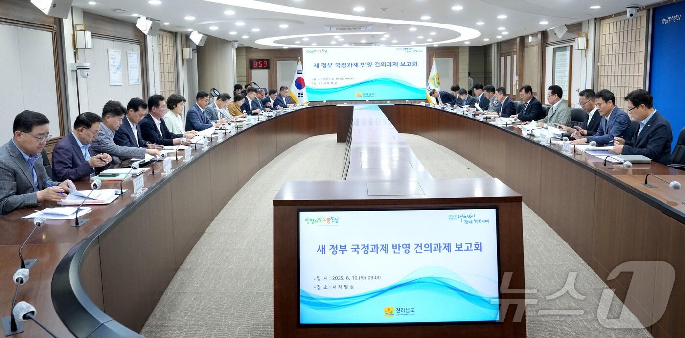 김영록 전라남도지사가 10일 오전 도청 서재필실에서 이재명 정부 출범에 발맞춰 ‘새정부 국정과제 반영 건의과제 발굴 및 보고회’를 주재하고 있다.&#40;전남도 제공. 재판매 및 DB금지&#41; 2025.6.10/뉴스1