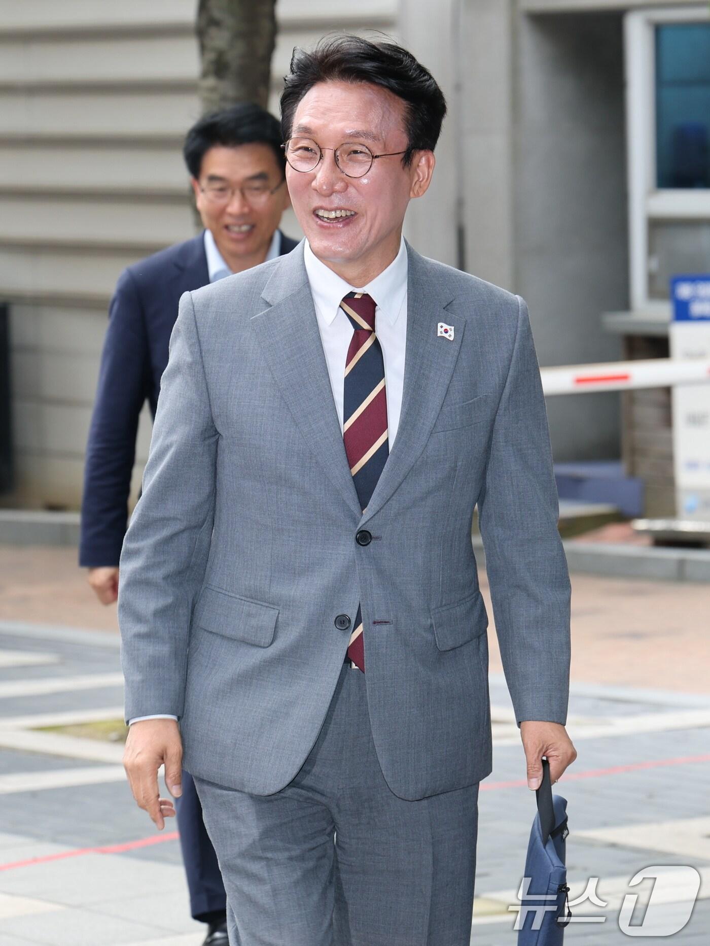 본문 이미지 - 김민석 국무총리 후보자가 10일 오전 서울 종로구 통의동 금융감독원 연수원에 마련된 인사청문회 준비 사무실로 출근을 하고 있다. 2025.6.10/뉴스1 ⓒ News1 임세영 기자