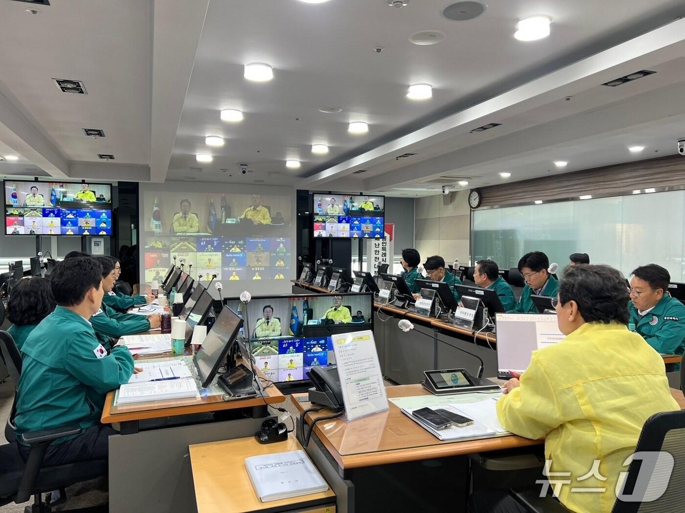 본문 이미지 - 이상일 시장&#40;노란색 상의&#41;이 재난안전 관련 회의를 주재하고 있는 모습.&#40;용인시 제공&#41;