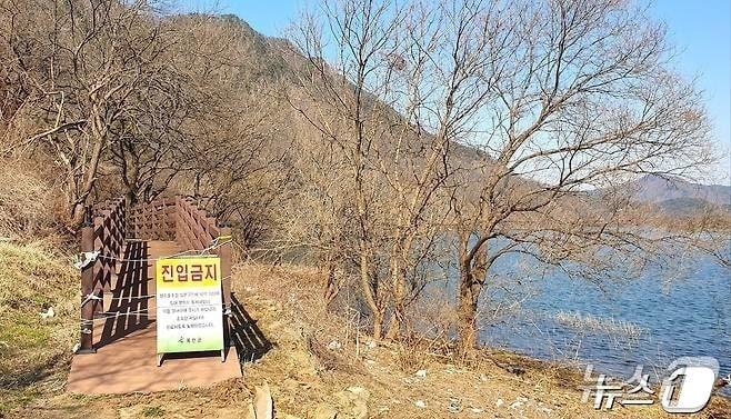 본문 이미지 - 옥천 향수호수길 용댕이 구간 일원에 설치한 진입금지 안내판 /뉴스1 