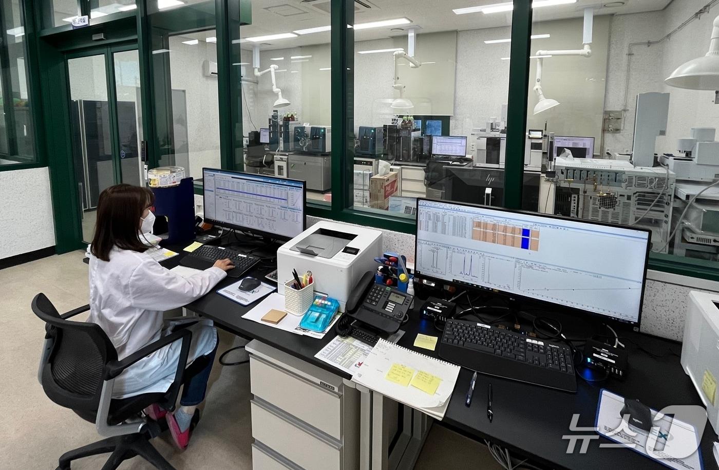 정읍시가 시민들의 먹거리 안전을 위해 로컬푸드 직매장에서 판매되는 농산물에 대해 유통단계까지 잔류농약 검사를 확대 시행한다. 정읍시농업기술센터 내 잔류농약검사실. &#40;정읍시 제공, 재판매 및 DB금지&#41; 