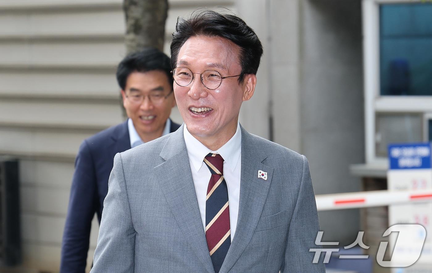 김민석 국무총리 후보자가 10일 오전 서울 종로구 통의동 금융감독원 연수원에 마련된 인사청문회 준비 사무실로 출근을 하고 있다. 2025.6.10/뉴스1 ⓒ News1 임세영 기자