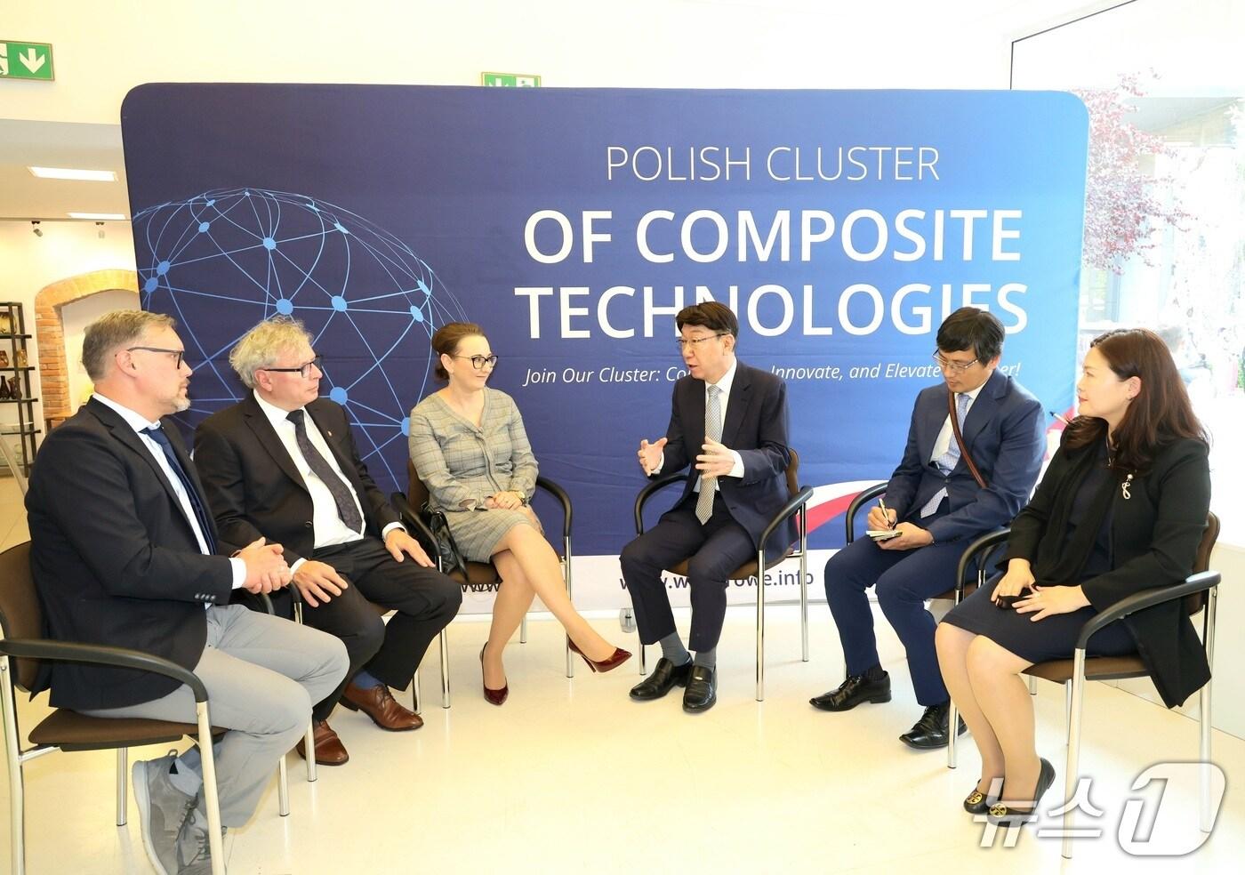 전북 전주시와 한국탄소산업진흥원은지난 9일&#40;현지시간&#41; 폴란드 복합재 기술 클러스터를 방문해 &#39;탄소복합소재 및 첨단기술 분야 국제 협력 강화&#39;를 위한 간담회를 가졌다.&#40;전주시 제공. 재판매 및 DB금지&#41;2025.6.10/뉴스1