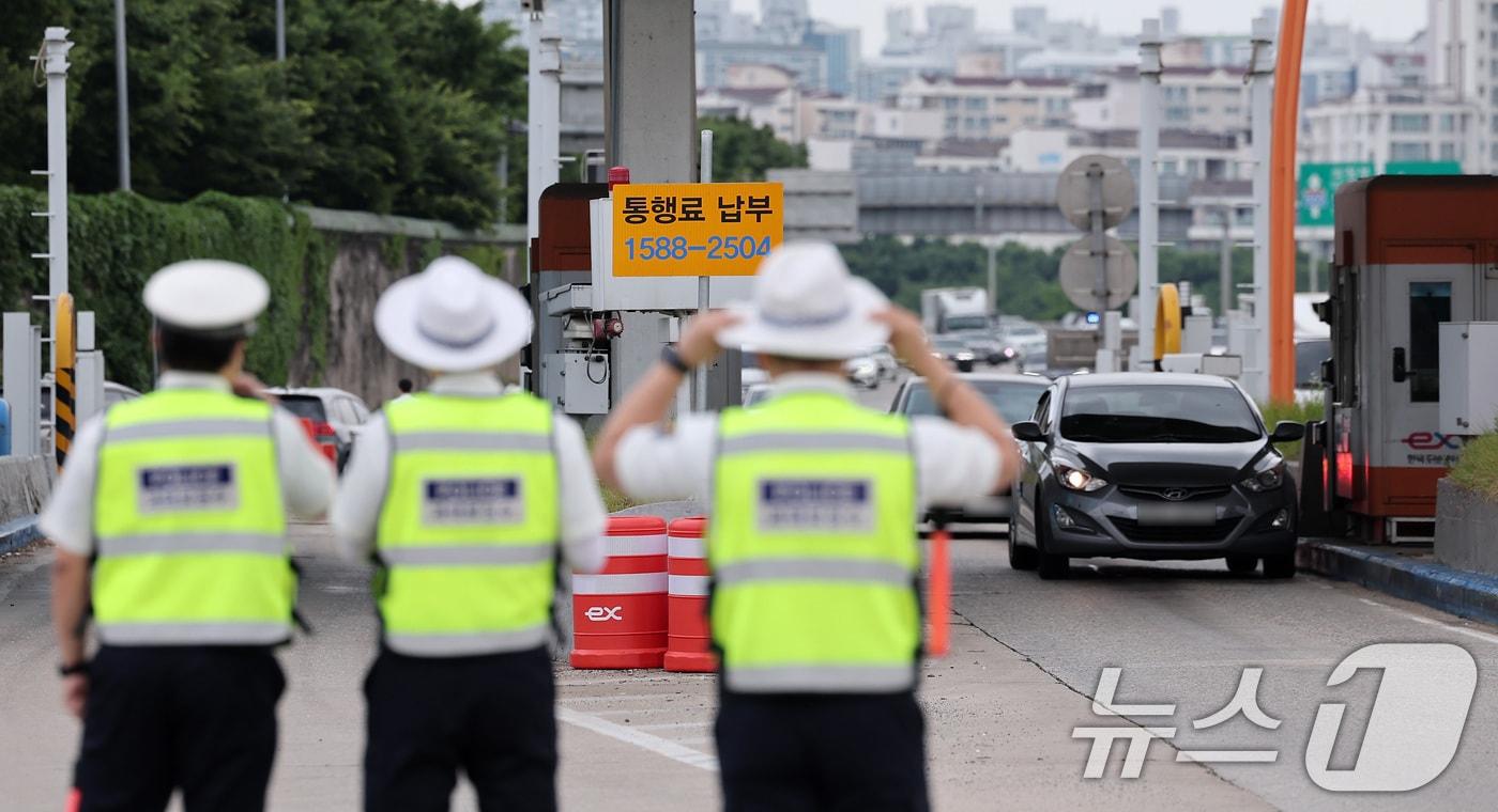 본문 이미지 - 서울시와 자치구, 경찰청 및 한국도로공사 등 관계자들이 10일 경기 구리시 구리·남양주 톨게이트에서 체납 및 과태료 체납차량 합동 단속을 하고 있다. 2025.6.10 ⓒ 뉴스1 김성진 기자