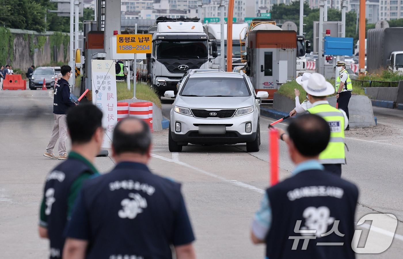 본문 이미지 - 서울시와 자치구, 경찰청 및 한국도로공사 등 관계자들이 톨게이트에서 체납 및 과태료 체납차량 합동 단속을 하고 있다. 2025.6.10/뉴스1 ⓒ News1 김성진 기자