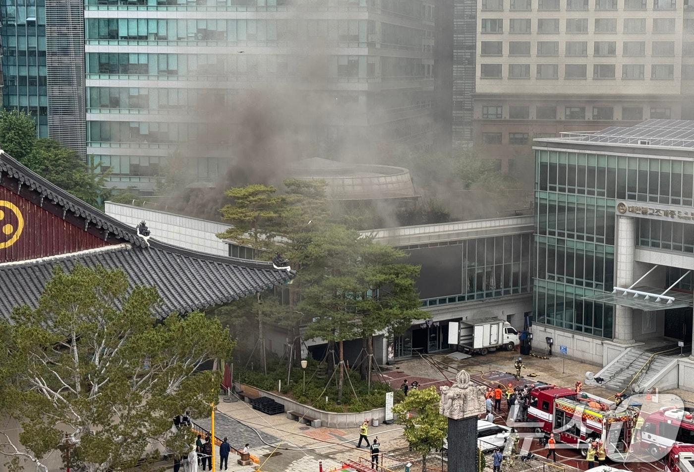 10일 서울 종로구 조계사 불교중앙박물관에서 화재가 발생해 검은 연기가 치솟고 있다. 2025.6.10/뉴스1 ⓒ News1 김명섭 기자