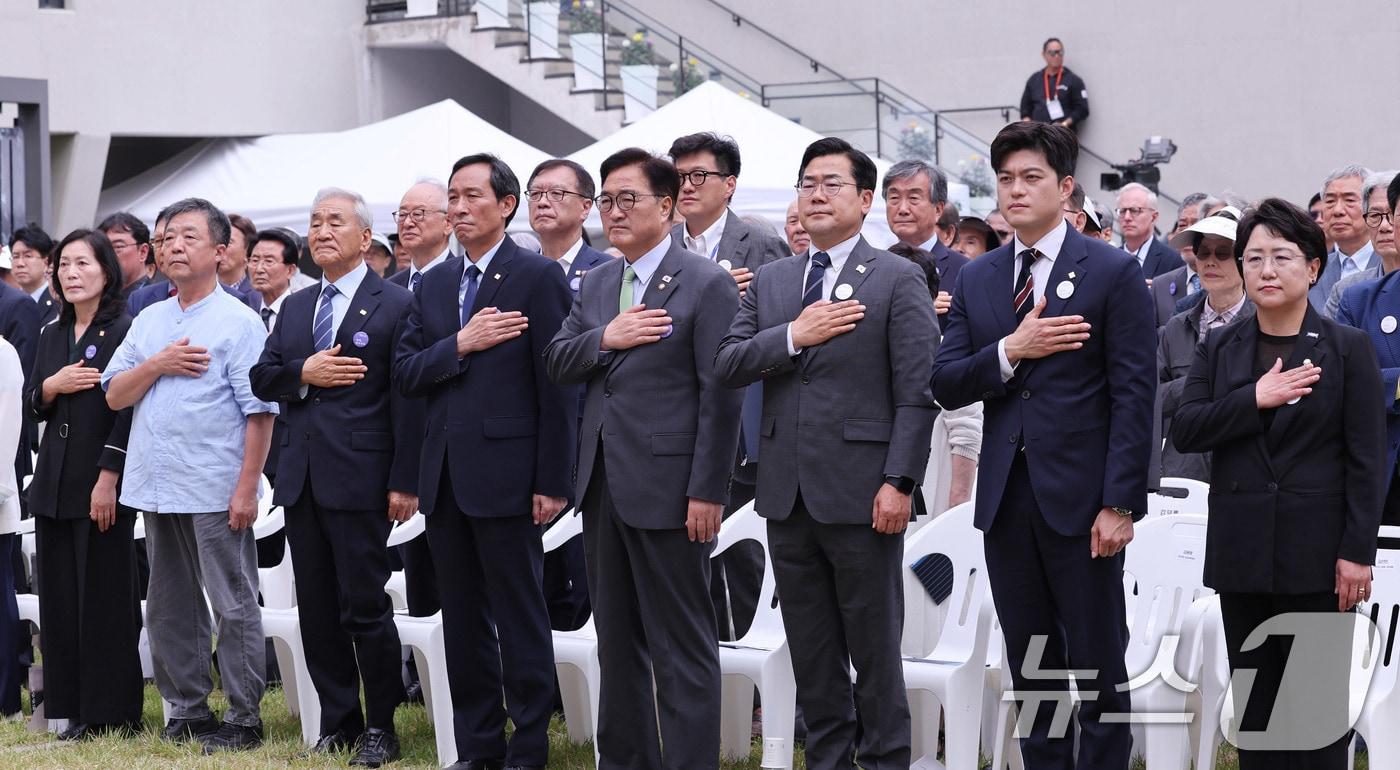 10일 서울 용산구 민주화운동기념관(옛 남영동 대공분실)에서 열린 '제38주년 6·10 민주항쟁 기념식' 및 '민주화운동기념관 개관식'에서 김선민 조국혁신당 대표 권한대행(오른쪽부터), 김용태 국민의힘 비상대책위원장, 박찬대 더불어민주당 대표 직무대행 겸 원내대표, 우원식 국회의장, 우상호 대통령실 정무수석, 이재오 민주화운동기념사업회 이사장 등이 국기에 대한 경례를 하고 있다. 2025.6.10/뉴스1 ⓒ News1 박지혜 기자