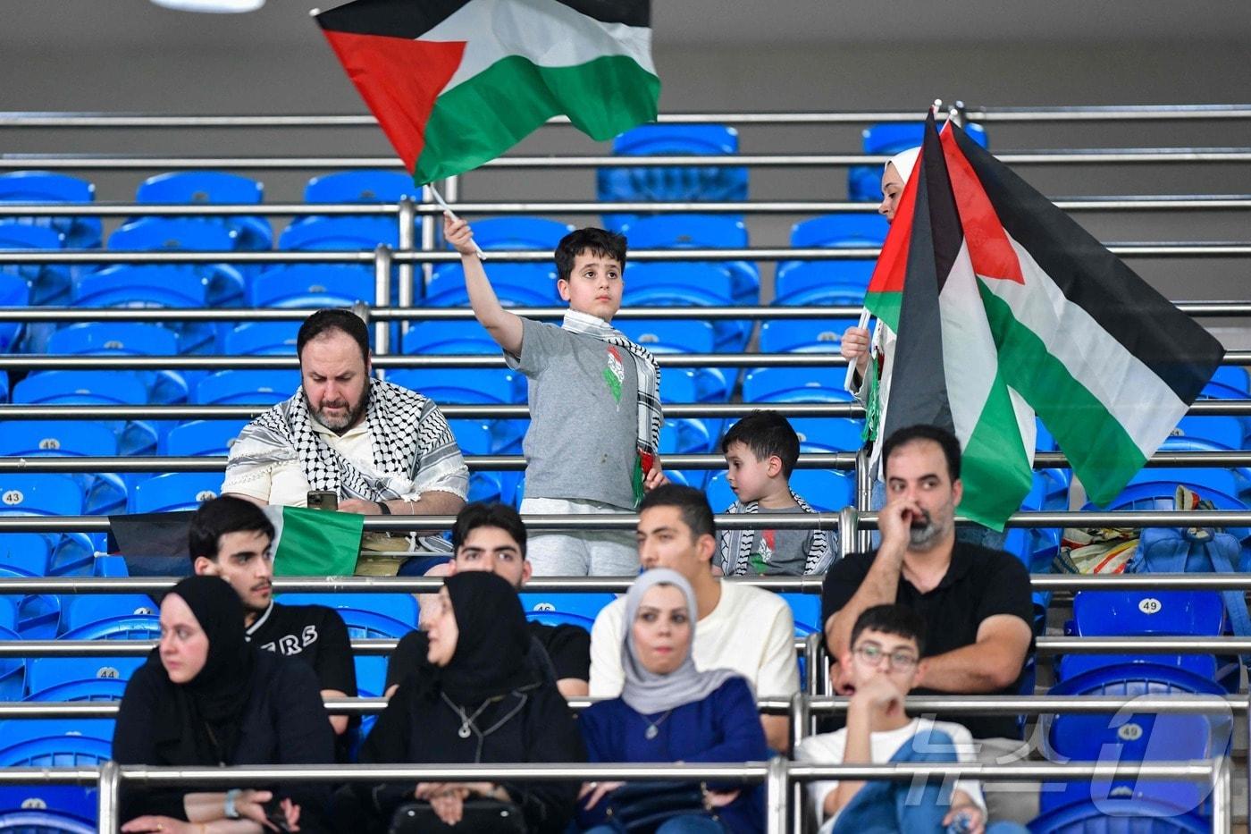 쿠웨이트를 응원하는 팬들의 모습 ⓒ AFP=뉴스1