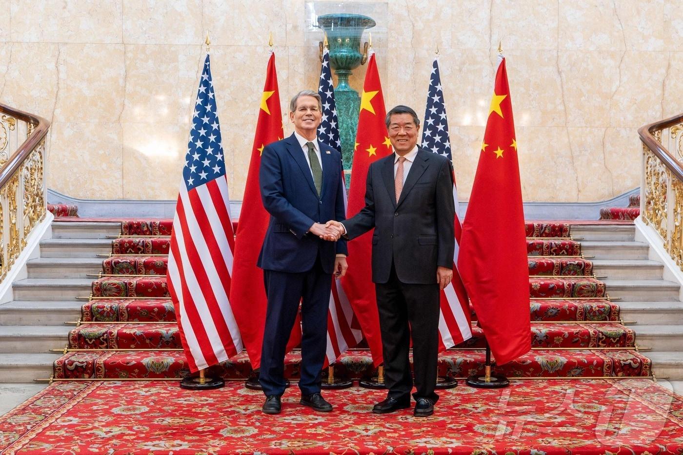 스콧 베선트 미 재무장관&#40;왼쪽&#41;과 허리펑 중국 국무원 부총리가 9일&#40;현지시간&#41; 영국 런던의 랭카스터 하우스에서 무역협상을 하기 전 사진을 찍고 있다. 2025.06.09 ⓒ AFP=뉴스1 ⓒ News1 권영미 기자