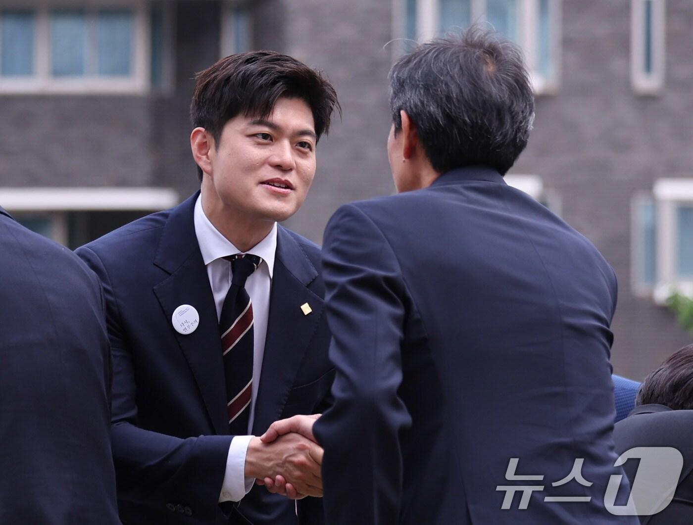 본문 이미지 - 10일 서울 용산구 민주화운동기념관(옛 남영동 대공분실)에서 열린 '제38주년 6·10 민주항쟁 기념식' 및 '민주화운동기념관 개관식'에서 김용태 국민의힘 비대위원장과 우상호 대통령실 정무수석이 인사를 나누고 있다. 2025.6.10/뉴스1 ⓒ News1 박지혜 기자