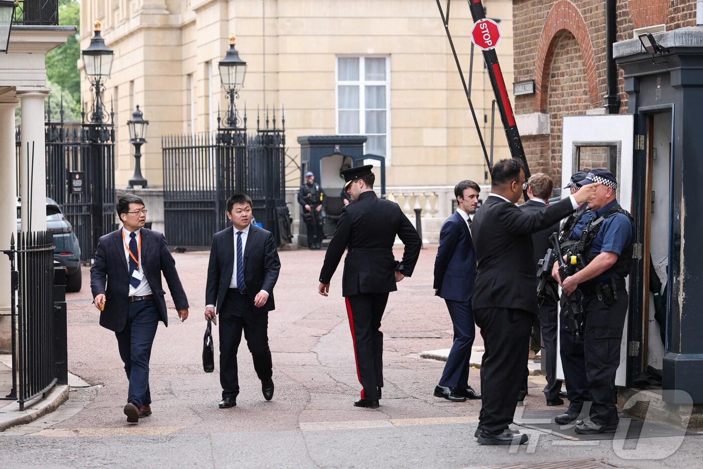 9일(현지시간) 영국 런던의 미중 고위급 무역 협상장에서 관계자들이 나오고 있다. 이날 협상에는 미국 측에서 스콧 베선트 재무장관, 하워드 러트닉 상무장관, 제이미슨 그리어 미무역대표부(USTR) 대표가 참석했고, 중국에서는 허리펑 국무원 부총리, 왕원타오 상무부장, 리청강 중국 국제무역 담당대표 겸 상무부 부부장이 참석했다. 2025.06.09 ⓒ 로이터=뉴스1 ⓒ News1 김지완 기자