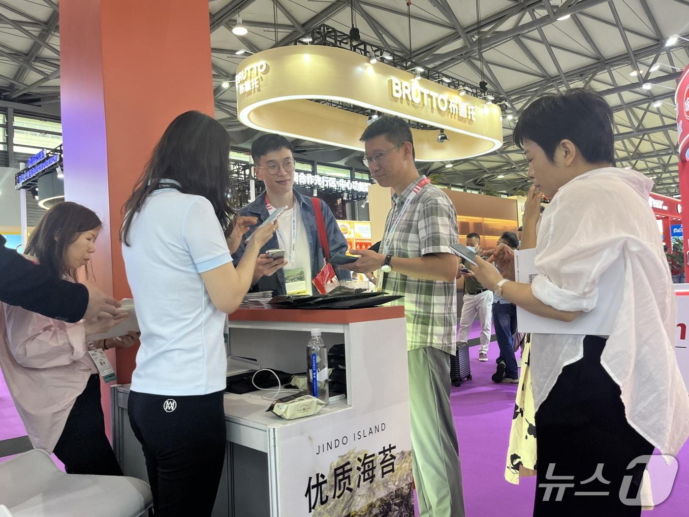 본문 이미지 - 중국 국제식품박람회에 설치된 &#39;진도 곱창김 홍보관&#39; 을 참관객들이 둘러보고 있다.&#40;진도군 제공, 재판매 및 DB금지&#41;