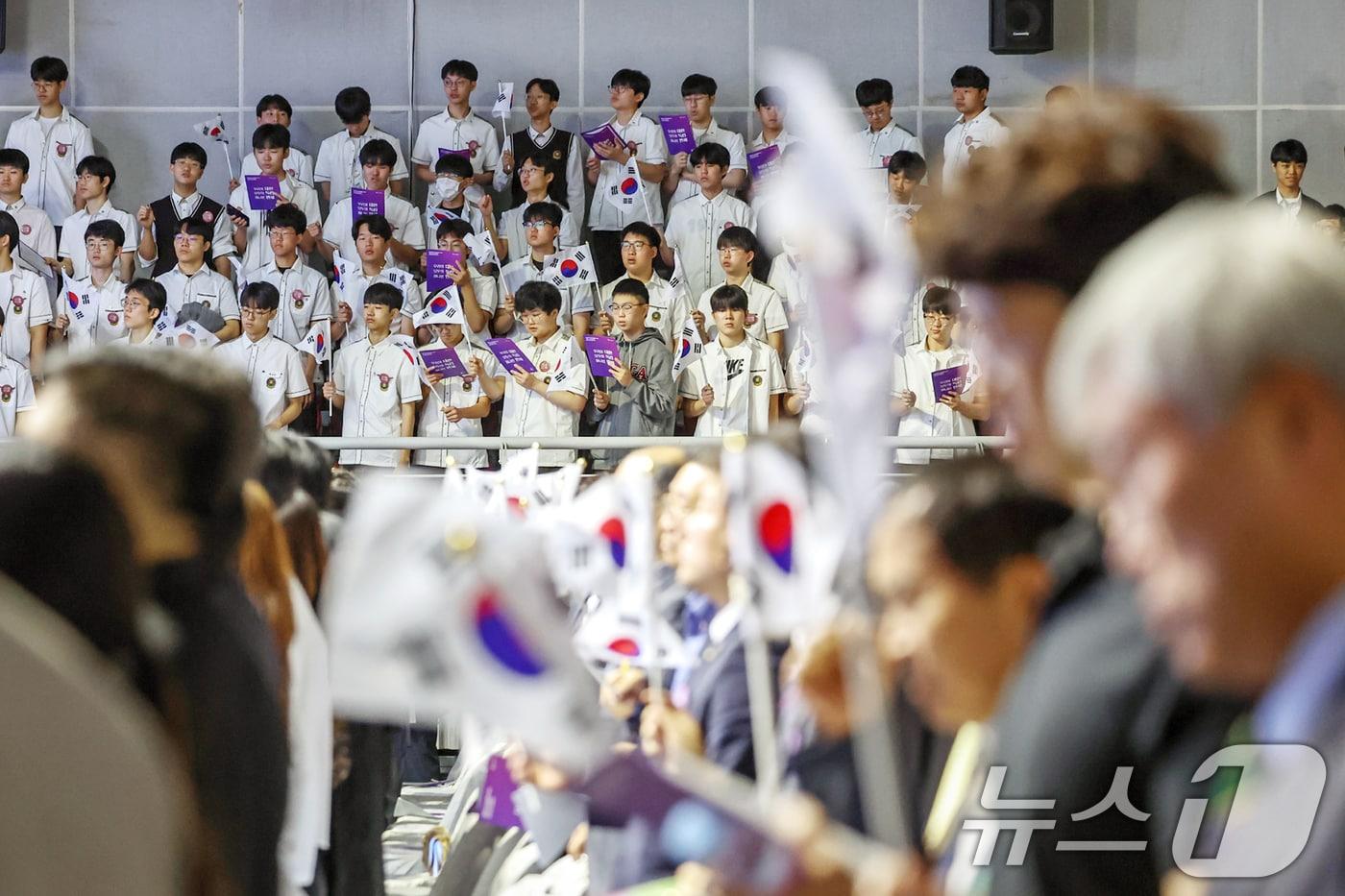 본문 이미지 - 지난해 서울 종로구 중앙고등학교에서 열린 '제99주년 6·10만세운동 기념식' 모습. 2025.6.10 ⓒ 뉴스1 민경석 기자