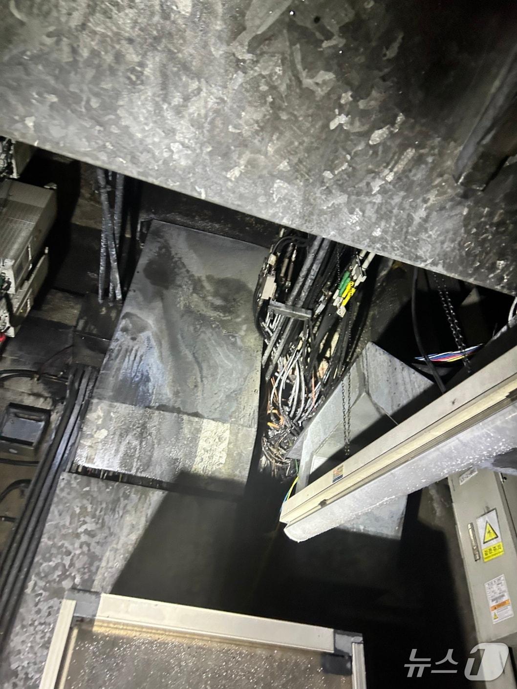 본문 이미지 - 10일 오전 2시 28분쯤 인천시 미추홀구 관교동 소재 롯데백화점 1층 전기배선실에서 스파크와 연기가 난다는 신고가 접수됐다.(인천소방본부 제공. 재배포 및 DB금지)2025.6.10/뉴스1