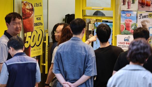 본문 이미지 - 서울 시내 한 빽다방 매장에서 손님들이 음료 구매를 위해 대기하고 있다. 2025.6.10/뉴스1 ⓒ News1 김도우 기자