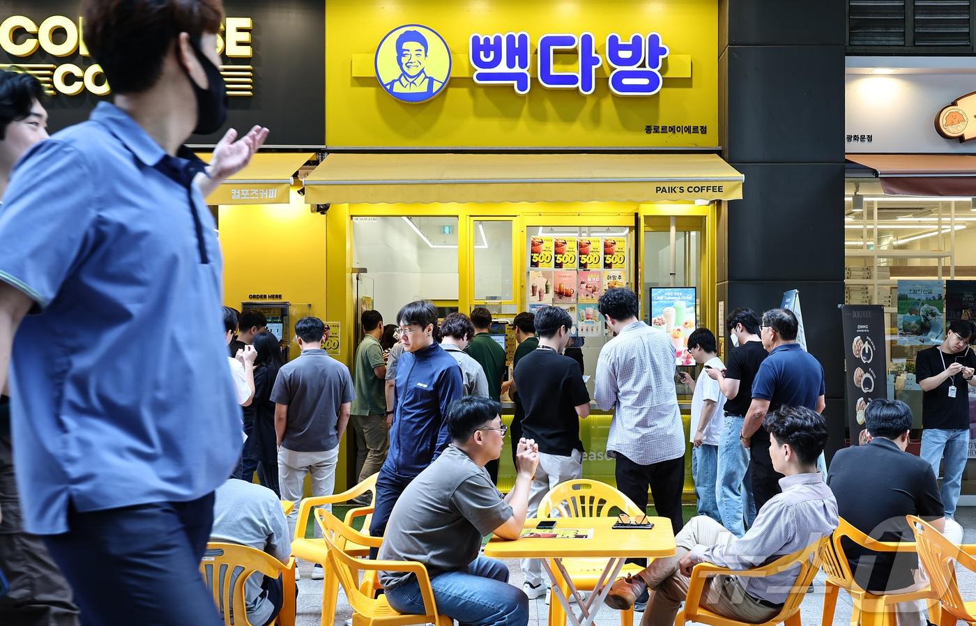 10일 서울 시내 한 빽다방 매장에서 손님들이 음료 구매를 위해 대기하고 있다. 2025.6.10/뉴스1 ⓒ News1 김도우 기자