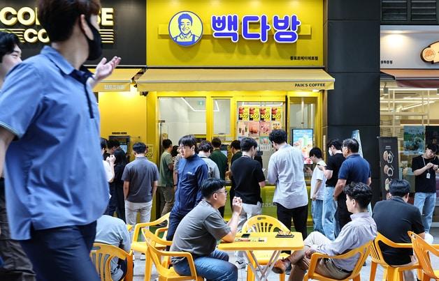 본문 이미지 - 서울 시내 한 빽다방 매장에서 손님들이 음료 구매를 위해 대기하고 있다.  2025.6.10 ⓒ 뉴스1 김도우 기자