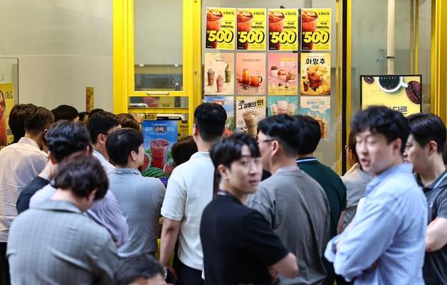 본문 이미지 - 서울 시내 한 빽다방 매장에서 손님들이 음료 구매를 위해 대기하고 있다.  2025.6.10 ⓒ 뉴스1 김도우 기자