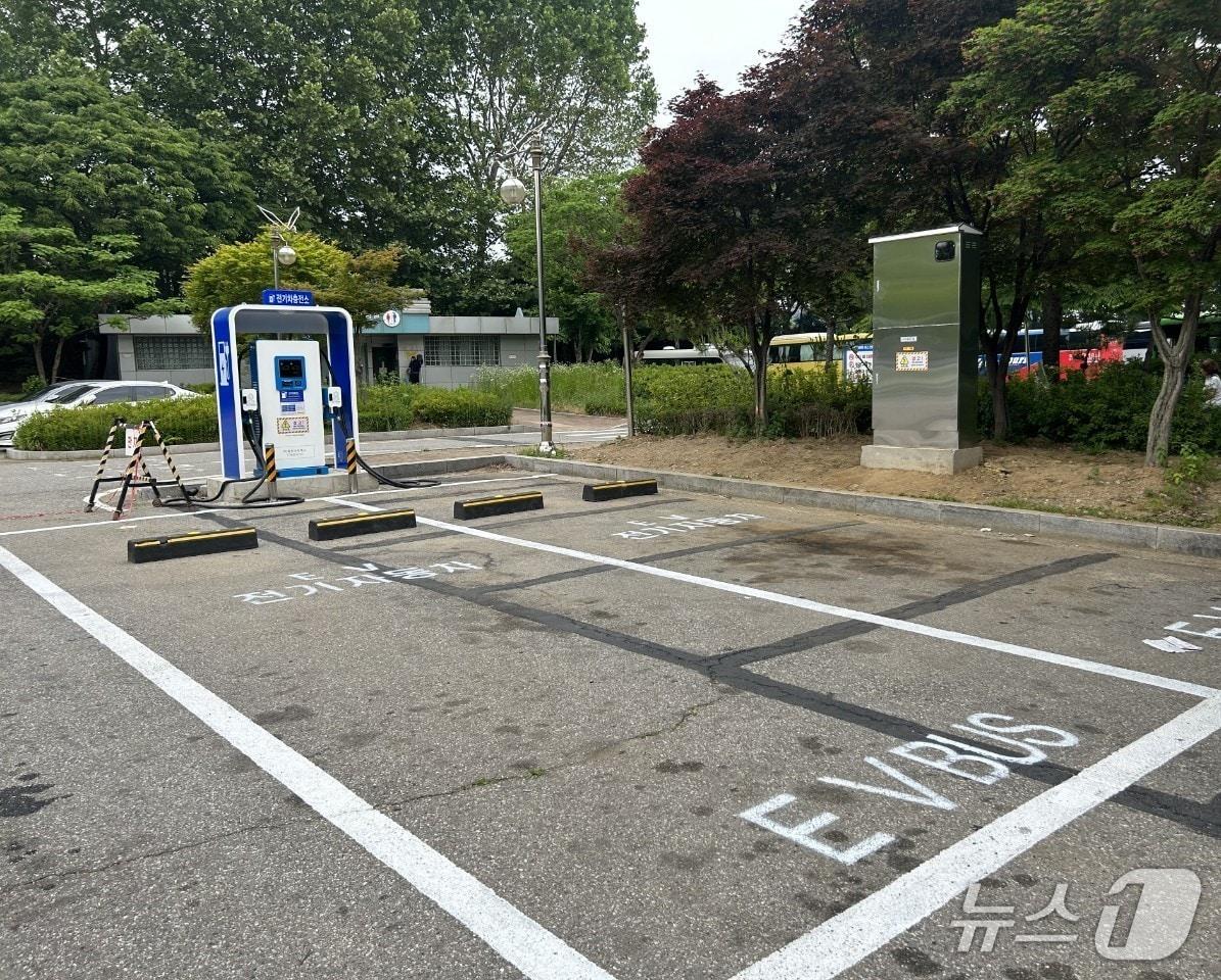 본문 이미지 - 동작주차공원 마을버스 전기충전소 설치 모습.(동작구청 제공)