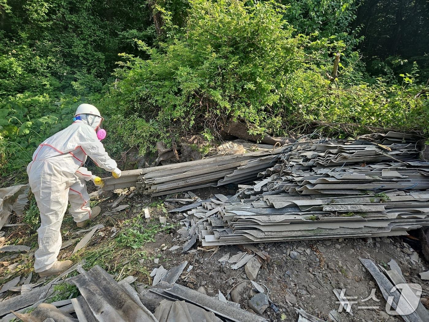 본문 이미지 - 전북 임실군은 오는 20일부터 공공용지에 방치된 폐슬레이트 43톤을 전문업체에 위탁해 수거‧처리한다.&#40;임실군제공. 재판매 및 DB금지&#41;2025.6.10/뉴스1