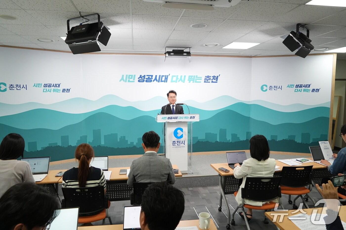  육동한 춘천시장이 10일 시청 브리핑룸에서 기자회견을 갖고 춘천시 악성민원 대응 대책에 대해 설명하고 있다.(춘천시 제공, 재판매 및 DB금지)