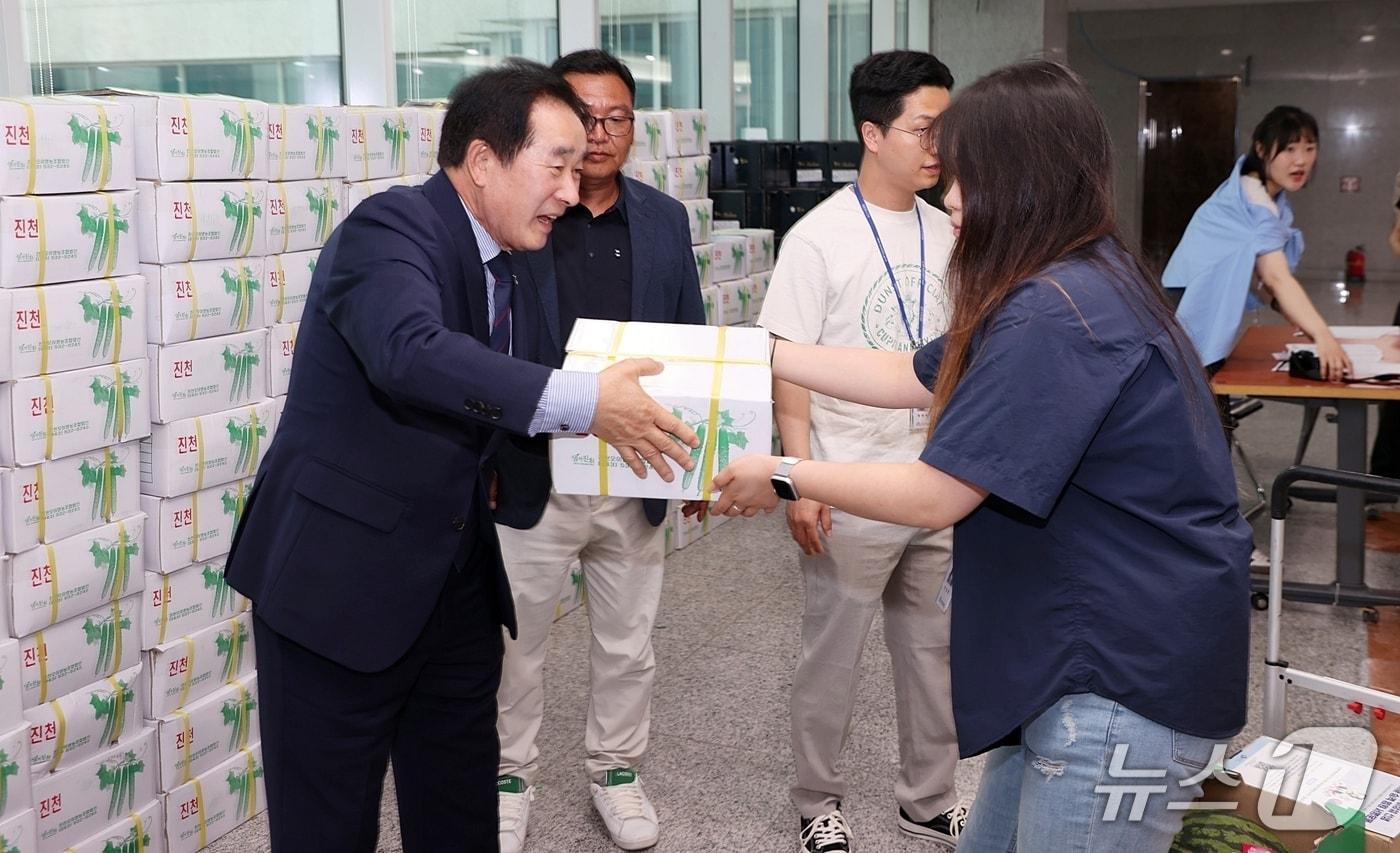 충북 진천군은 10일 국회의사당 의원회관에서 지역 우수 농특산물 홍보 행사를 개최했다.&#40;진천군 제공, 재판매 및 DB금지&#41;/뉴스1