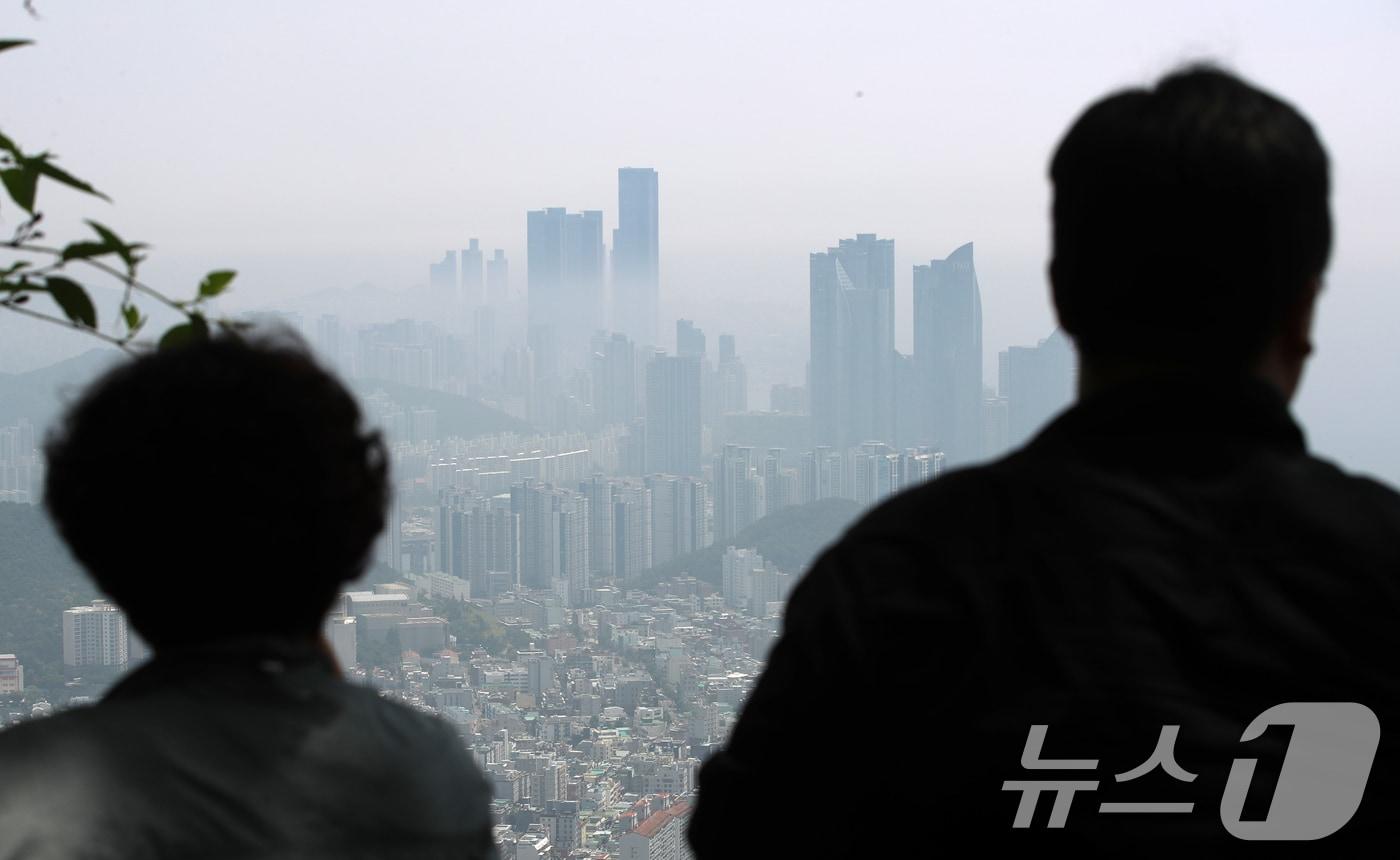 전국적으로 초여름 날씨를 보인 10일 부산 해운대구 일대에 해무가 밀려들고 있다. 2025.6.10/뉴스1 ⓒ News1 윤일지 기자