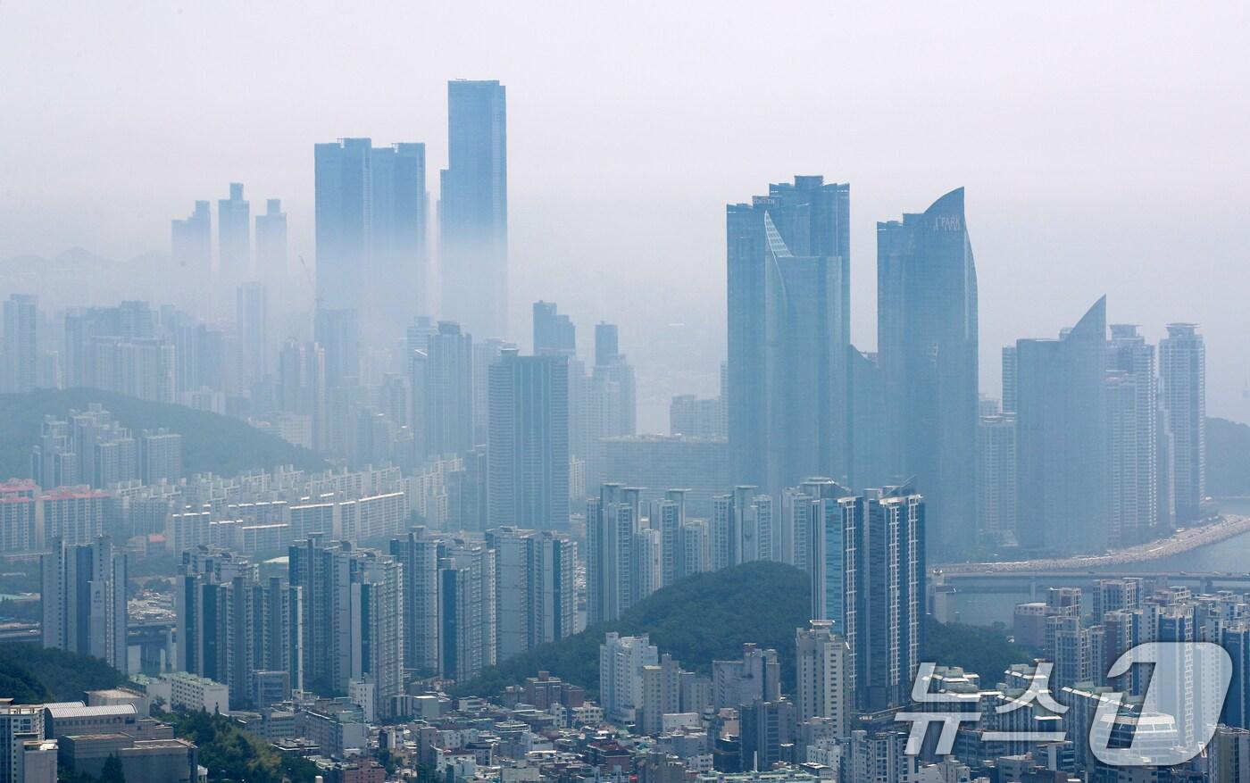 전국적으로 초여름 날씨를 보인 10일 부산 해운대구 일대에 해무가 밀려들고 있다. 2025.6.10/뉴스1 ⓒ News1 윤일지 기자