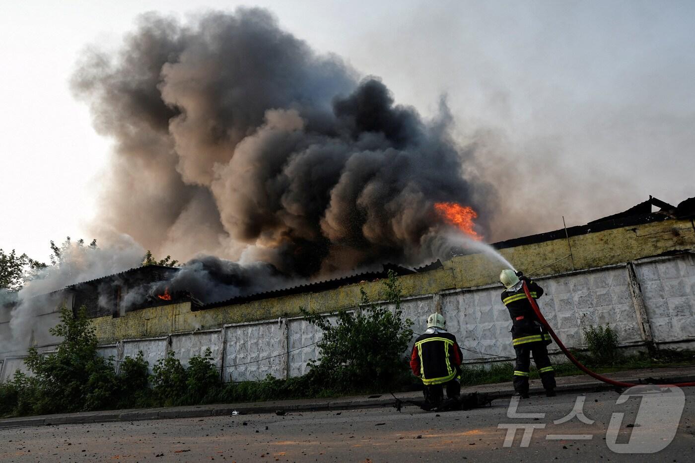 10일&#40;현지시간&#41; 우크라이나 수도 키이우에서 러시아의 드론 공격으로 화재가 발생한 건물에 소방관들이 소방호스로 물을 뿌리고 있다. 2025.06.10 ⓒ 로이터=뉴스1 ⓒ News1 최종일 선임기자