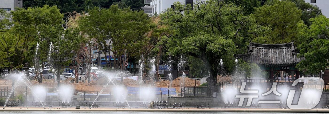 초여름 날씨가 이어지고 있는 10일 전북 전주시 덕진공원 분수에서 시원한 물줄기가 뿜어져 나오고 있다. 2025.6.10/뉴스1 ⓒ News1 유경석 기자