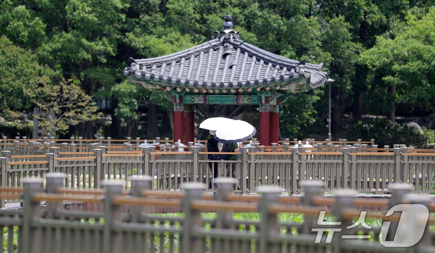 양산 쓴 시민.(뉴스1 DB)