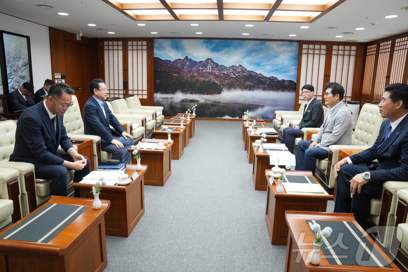 김영록 전남지사와 이상익 전남 함평군수가 10일 전남도청에서 만나 함평 미래 지역발전 비전 실행계획을 논의하고 있다.&#40;함평군 제공. 재배포 및 DB 금지&#41;