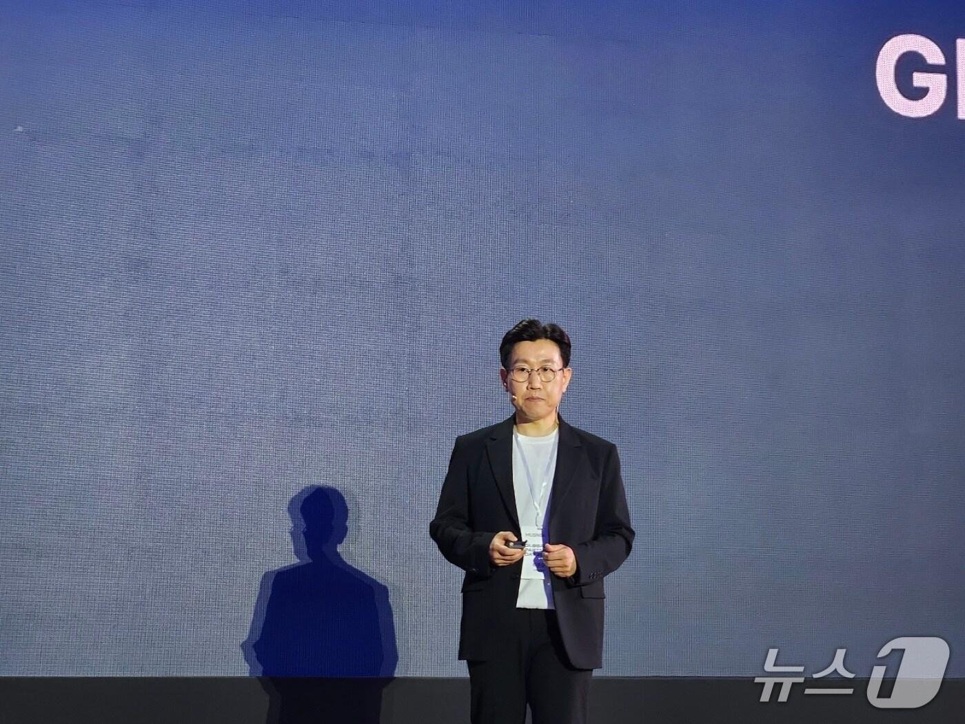 본문 이미지 - 박준모 무신사 대표가 는 10일 서울 동대문디자인플라자&#40;DDP&#41;에서 열린 &#39;2025 무신사 글로벌 파트너스 데이&#39; 미디어 간담회에 참석해 해외 진출 계획에 대해 설명하고 있다.ⓒ 뉴스1/김진희 기자.