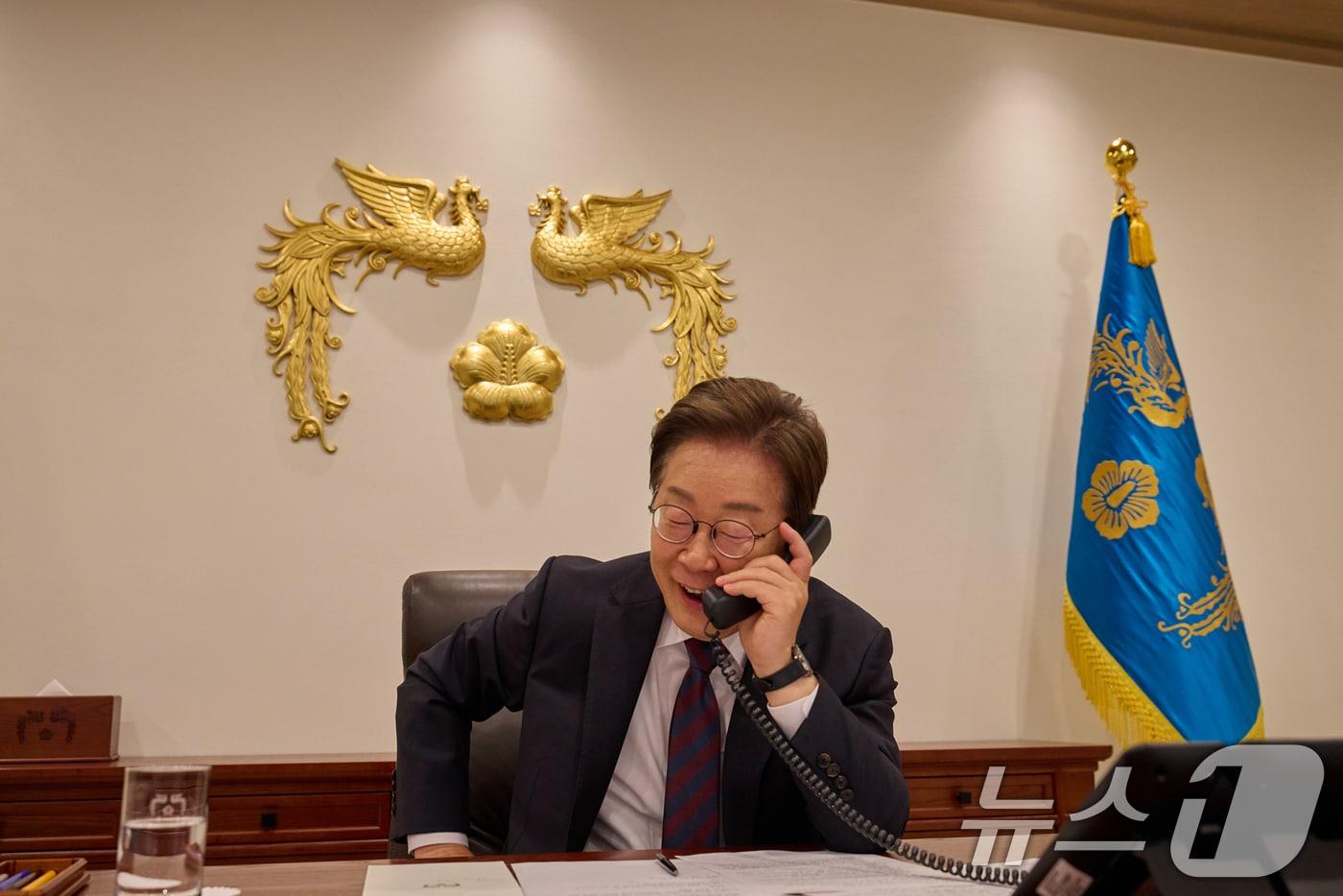 이재명 대통령이 10일 서울 용산구 대통령실 청사 집무실에서 시진핑 중국 국가주석과 전화 통화를 하고 있다. &#40;대통령실 제공. 재판매 및 DB 금지&#41; 2025.6.10/뉴스1 ⓒ News1 허경 기자