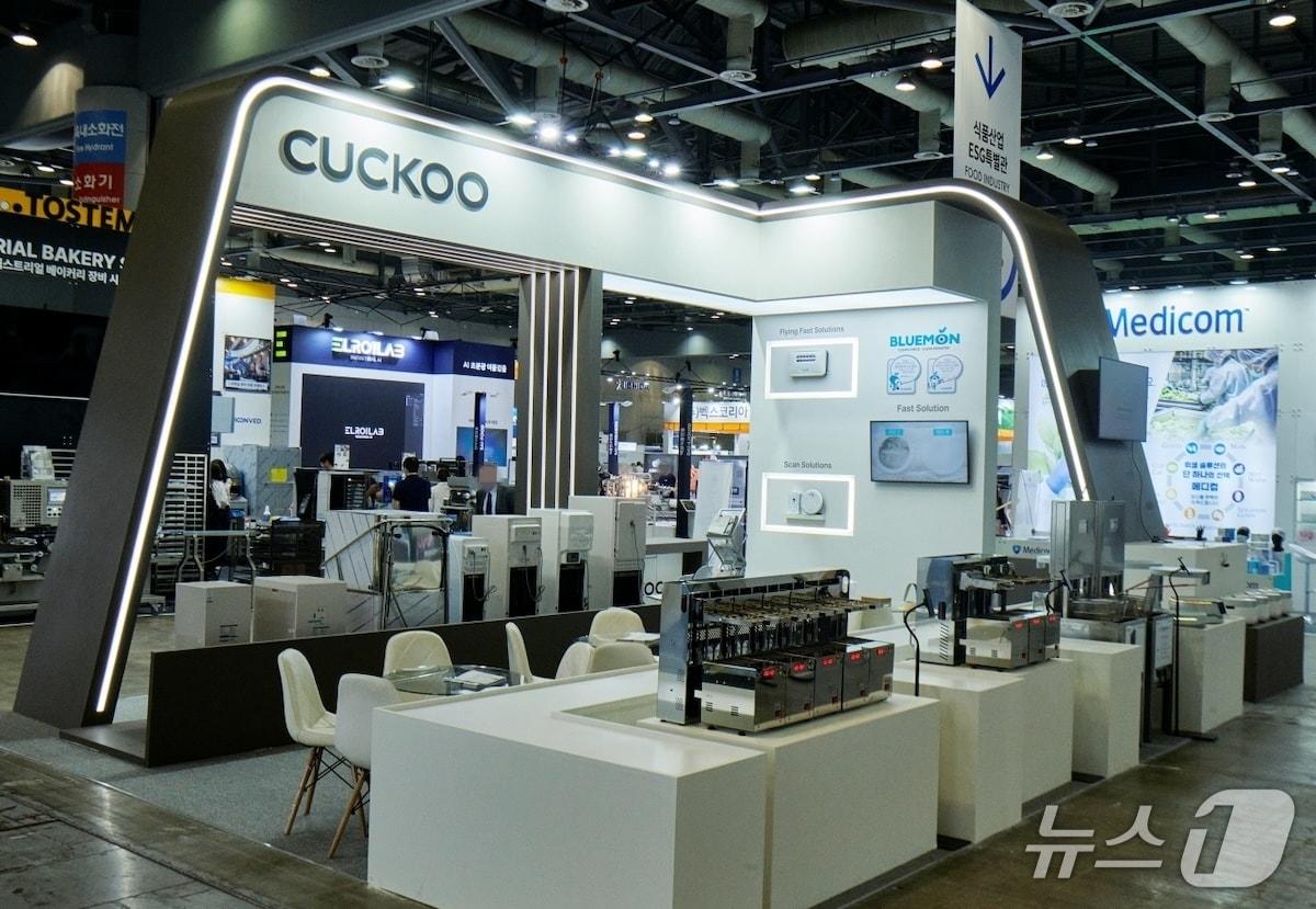 본문 이미지 - 쿠쿠가 서울푸드 2025에서 푸드테크 기기 라인업을 최초로 공개했다. (쿠쿠 제공)