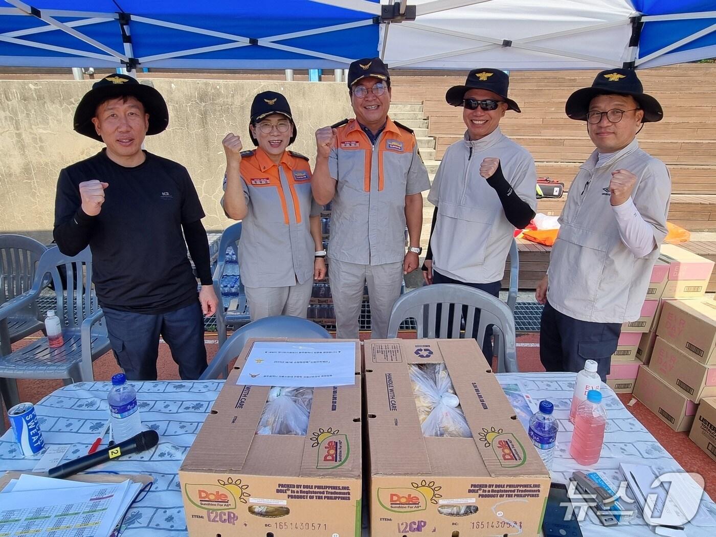 본문 이미지 - 의용소방대가 10일 광주에서 열리고 있는 전국소방체전 경기장에 간식 물품을 지원하고 있다.(광주 북부소방 제공. 재판매 및 DB 금지)