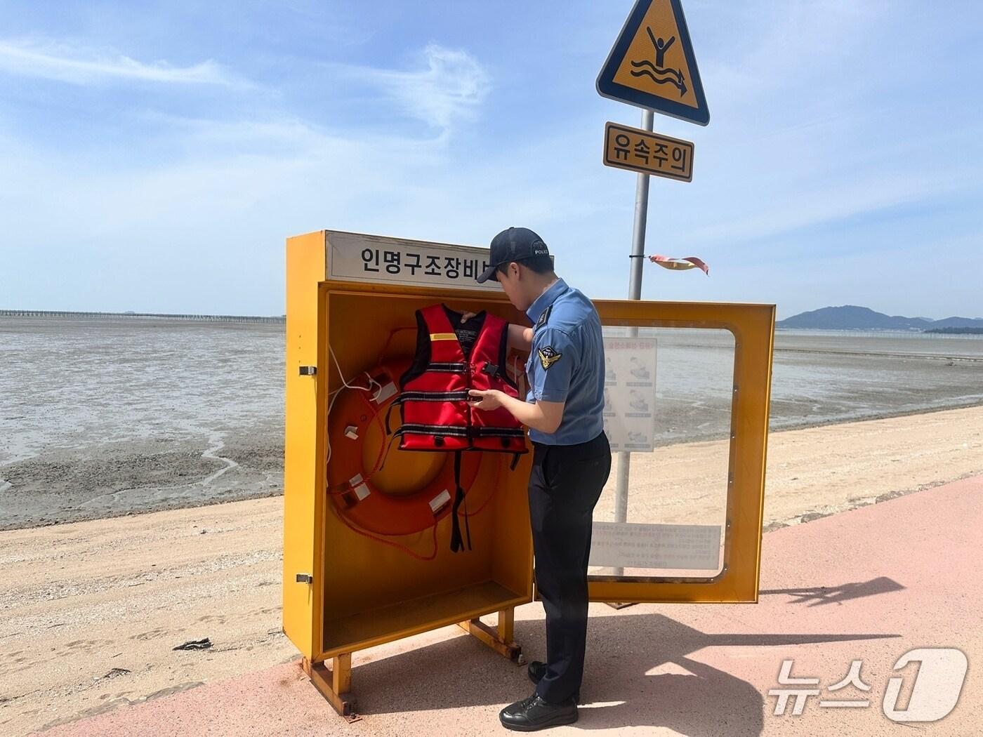 본문 이미지 - 해수욕장 안전 시설물 점검하는 해경. (목포해경 제공. 재판매 및 DB 금지)